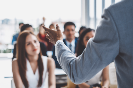 Prepare os seus colaboradores com formação de sensibilização sobre segurança.